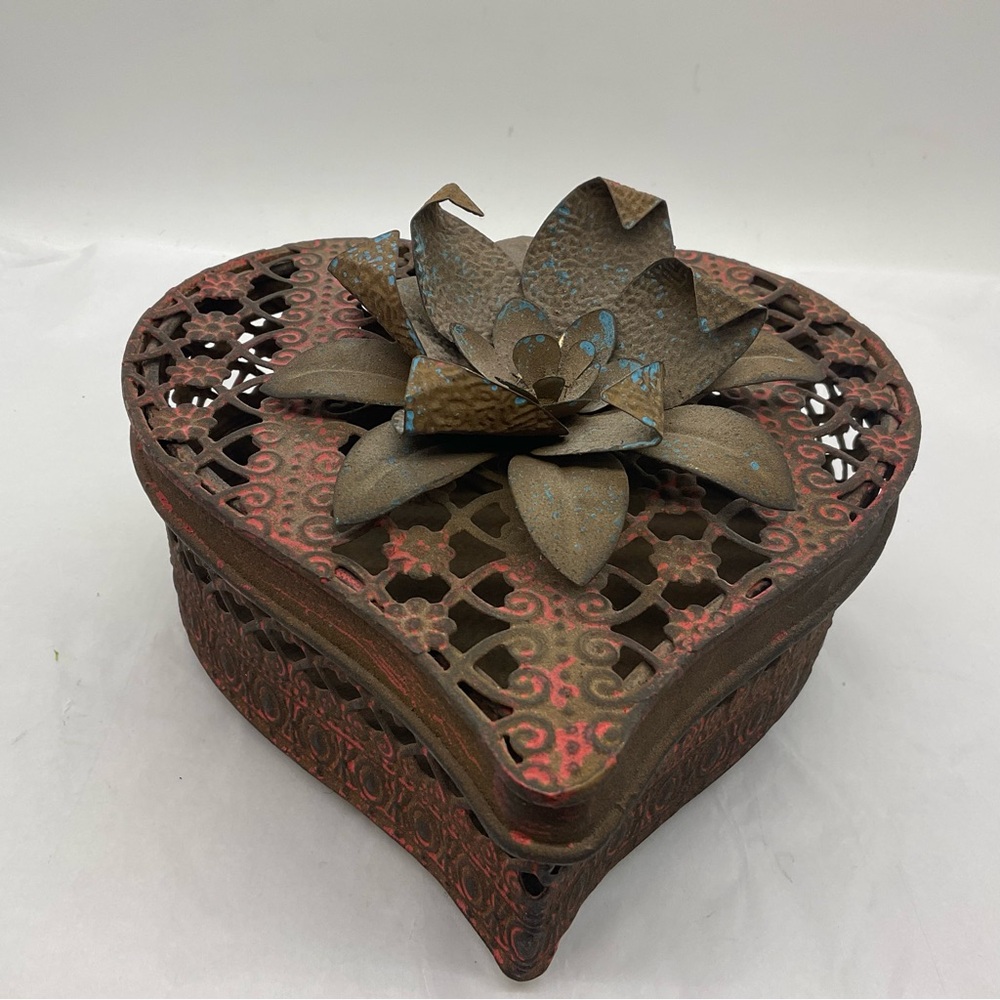 VTG Rustic Metal Heart Jewelry/Trinket Box With 3D Flower Lid 6.5”x6.5”